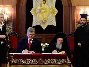 الرئيس الأوكراني وبطريرك القسطنطينية يوقعان قرار استقلال الكنيسة الأوركرانية عن الكنيسة الروسية