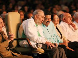 كاسترو في كوبا إلى جانب شقيقه راوول والرئيس الفنزويلي