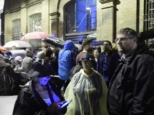 مئات الأشخاص يتجمعون بطريقة سلمية أمام مراكز الاقتراع في كاتالونيا
