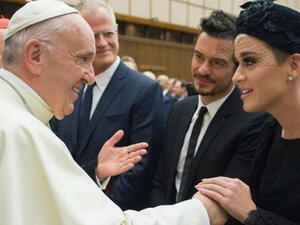 Katy posted an image of the smiling pontiff greeting Perry and her on-off boyfriend, actor Orlando Bloom. (Source: katyperry - Instagram)