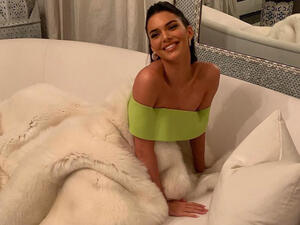 Kendall wore her locks loose with no makeup on during her lounge session (Source: kendalljenner / Instagram) 