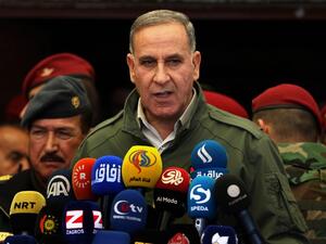 Iraqi Defense Minister Khaled al-Obeidi speaks during his visit to the frontline on the outskirts of Makhmur  on March 30, 2016, during a military operation to recapture Nineveh province from Daesh. (AFP/Safin Hamed)