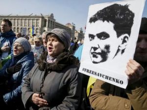 مشاركون في مسيرة تطالب بإطلاق سراح ناديا سافتشينكو في كييف 
