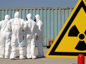  كروفورد، الذي يعمل مهندسا صناعيا أجرى أبحاثا مكثفة على الأسلحة الإشعاعية