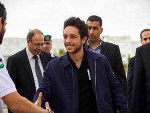 ظهر ولي العهد الأردني وهو محاط بمجموعة من رجال الأمن، والدرك
