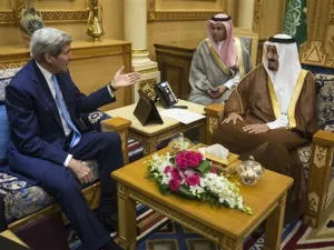 العاهل السعودي الملك سلمان مع وزير الخارجية الأميركي جون كيري