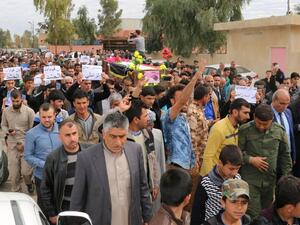 Iraqi men carry the coffin of three-year-old Fatima Wais, who was killed following a chemical attack by Daesh in the town of Taza, south of Kirkuk, during her funeral on March 11, 2016. (AFP/Marwan Ibrahim)