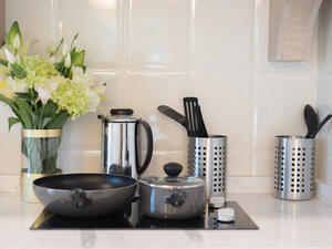 تجلب الزهور طاقة مبهجة وجميلة إلى مطبخك ضعي وعاءا من الثمار ومزهرية ورد