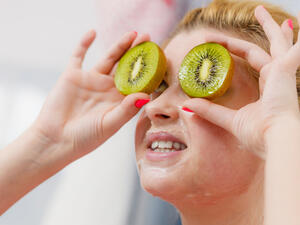 يحتوي الكيوي على فيتامين ج اللازم لإنتاج بروتين الكولاجين


