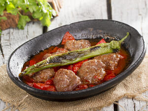 طبق الكفتة مع البندورة 