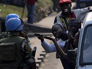 يشهد شرق البلاد اشتباكات بين العديد من الجماعات المسلحة التي تحاول السيطرة على المنطقة