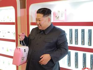 كيم جونغ أون يتفقد مصنع لمستحضرات التجميل في بيونغ يانغ برفقة زوجته 
