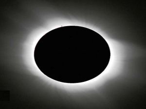 كسوف للشمس وإندونيسيا على موعد مع نهار مظلم
