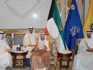 نشرت وكالة الأنباء صورة أمير الكويت وهو يقرأ الرد القطري 