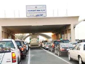 اعترض السائق السعودي على محاولة الضابط تفتيش سيارته فقام بدفع المفتش الجمركي من كتفه