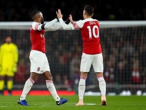 أوزيل (يمين) يتألق ويقود آرسنال لفوز ساحق