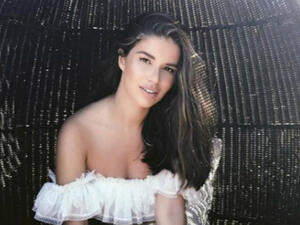 Lara danced energetically and attractively to the tunes of the song "In My Feelings" for Universal star Drake (Source: laracscandar - Instagram)