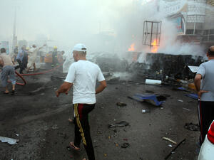  Iraqis rush to the scene of an explosion in the city of Nasiriyah, south of the Iraqi capital Baghdad (Source: AFP/STR)