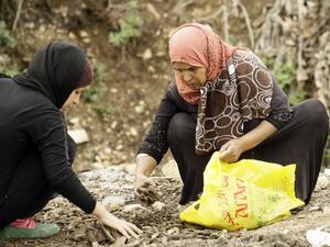ام سورية وابنتها يجمعون حطبا للتدفئة في صديا جنوب لبنان/أ.ف.ب