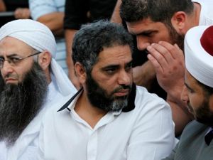 المطرب اللبناني المعتزل فضل شاكر بجانب الشيخ السلفي أحمد الأسير