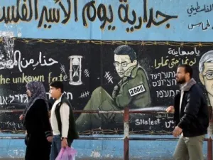 رسم على جدار يظهر الجندي الاسرائيلي جلعاد شاليط في مخيم جباليا شمال قطاع غزة
