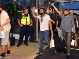 المخطوفون الأستونيون لحظة عودتهم لبلادهم