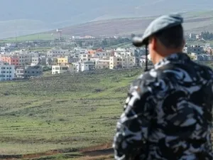 ضابط لبناني يراقب بمنظاره قرية الغجر المحتلة