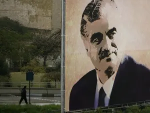 لافتة ضخمة عليها صورة رئيس الوزرا ءاللبناني الاسبق رفيق الحريري في وسط بيروت