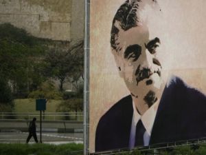 لافتة ضخمة عليها صورة رئيس الوزرا ءاللبناني الاسبق رفيق الحريري في وسط بيروت