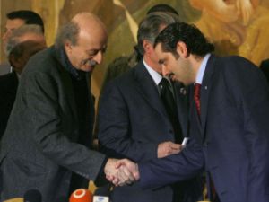 الزعيم الدرزي اللبناني وليد جنبلاط (يسار) يصافح زعيم تيار المستقبل سعد الحريري