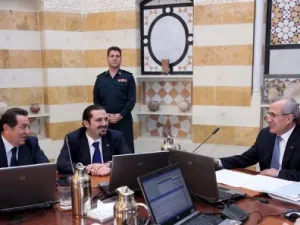 الرئيس اللبناني ميشال سليمان (يمين) والى يمينه رئيس الوزراء سعد الحريري ووزير العمل بطرس حرب