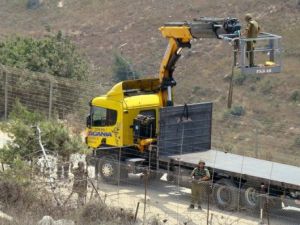 جنود اسرائيليون على السياج الحدودي مع لبنان