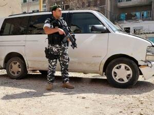 عنصر من قوى الامن اللبنانية يقف الى جانب سيارة فان يعتقد انها استخدمت في خطف الاستونيين، في البقاع