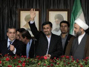 الرئيس الايراني محمود احمدي نجاد (وسط) في بنت جبيل
