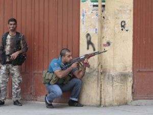 بسبب القنص، قطعت الطريق الرئيسية التي تربط طرابلس، والحدود الشمالية مع سوريا