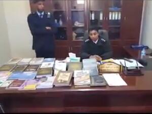 عناصر شرطة مواليين لحفتر يحرقون آلاف الكتب الإسلامية 