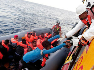 العديد من المهاجرين أصيبوا بحروق وجروح وإصابات مختلفة نتيجة الشمس الحارقة وماء البحر 