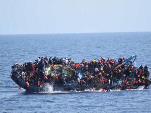 السلطات الإيطالية أكدت فقدان مهاجرين كانوا على متن الزورق الغارق