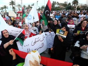 ليبيون يرفعون شارة النصر 