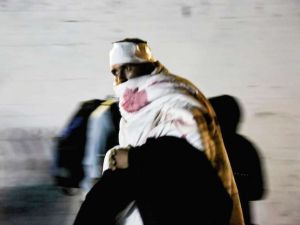 آلاف يفرّون من حريق بمخيم لاجئين على جزيرة ليسبوس اليونانية