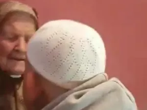المسن أبو فارق يسكن مخيم برج البراجنة بلبنان منذ النكبة