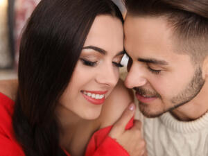 الحب هو الذي يبدأ بالإعجاب والانجذاب من النظرة الأولى الحب هو الذي يبدأ بالإعجاب والانجذاب من النظرة الأولى