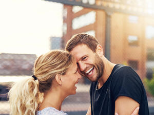 إنّ الرتابة تقتل العلاقة العاطفية بين الطرفين،لذلك حاولي أن تفاجأي زوجك دائماً (shutterstock)