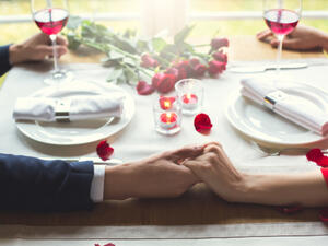 يمكنك توزيع إضاءة خافتة وبعض الاكسسوارات المستوحاة من روح الفالنتاين