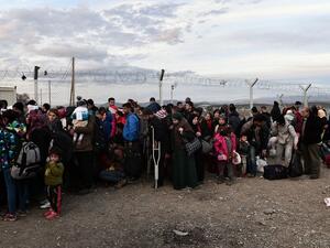 Syrian and Iraqi refugees wait to cross the border into Macedonia near the village of Idomeni on February 27, 2016. (AFP/Louisa Gouliamaki)