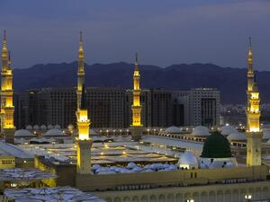 التقرير يتحدث عن المآذن العشر للمسجد النبوي في المدينة المنورة 
