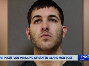 فرانكي أومض بشعارات مؤيدة لترامب مكتوبة على يده اليسرى في اتجاه الصحفيين