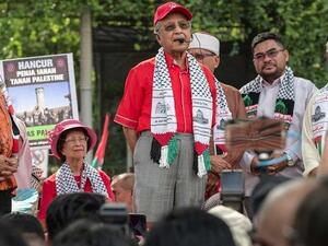 مهاتير محمد يدعو لمواجهة "الشرير" ترامب 