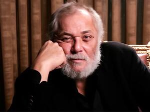 نجل محمود عبد العزيز ينفي وفاة والده