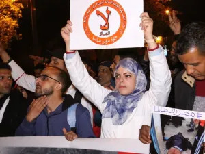 يحتج المدرسون على العقود المؤقتة التي يعملون بها